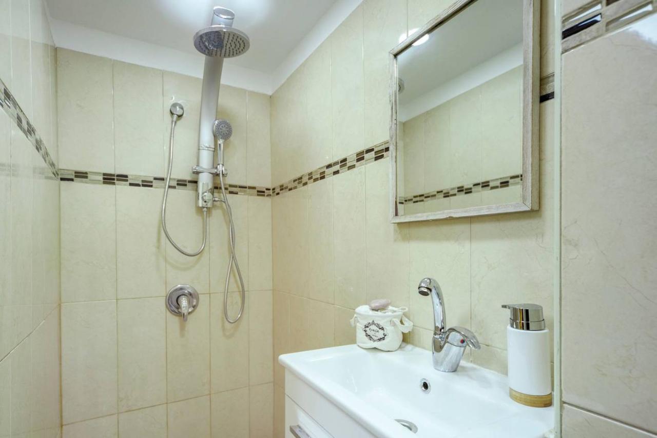 Authentic One Bedroom Apartment In City Center Jerusalem Exterior photo